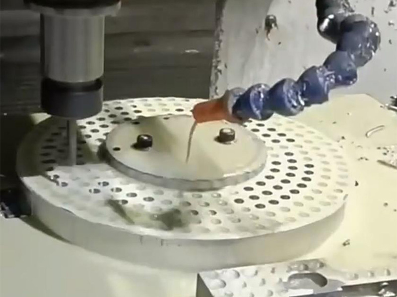 M&aacute;quina de 4 ejes en la fabricaci&oacute;n de autopartes.