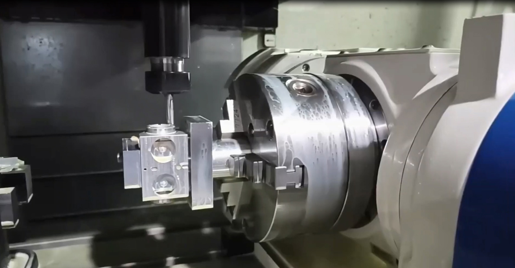 Usinagem CNC de 4 eixos