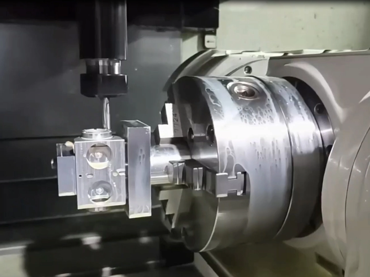 In che modo la lavorazione con fresatura CNC avvantaggia la produzione di lastre?